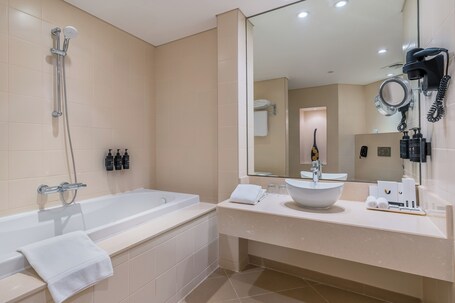 Metropolitan Al Mafraq Hotel - Image 42
