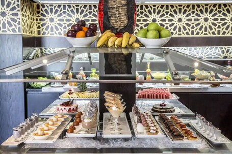 Metropolitan Al Mafraq Hotel - Image 14