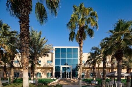 Metropolitan Al Mafraq Hotel - Image 3