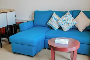 Premium bedding, minibar, in-room safe, individually furnished - Metropolitan Al Mafraq Hotel (Abu Dhabi)