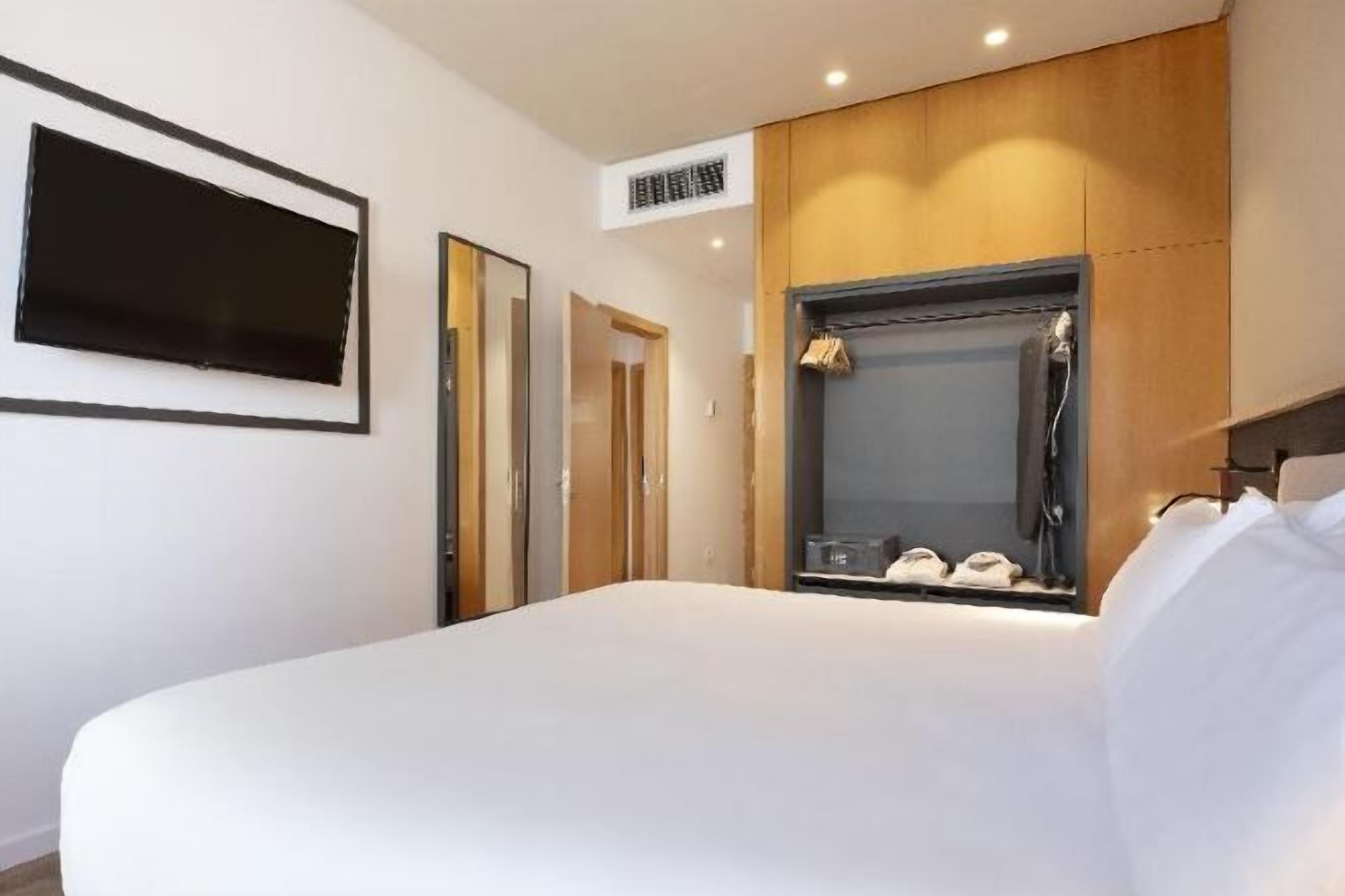 Minibar, caja de seguridad en la habitación y escritorio 