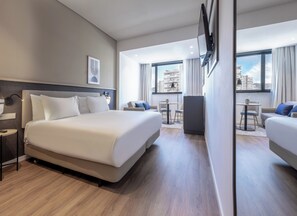 1 habitación, caja de seguridad en la habitación y escritorio 
