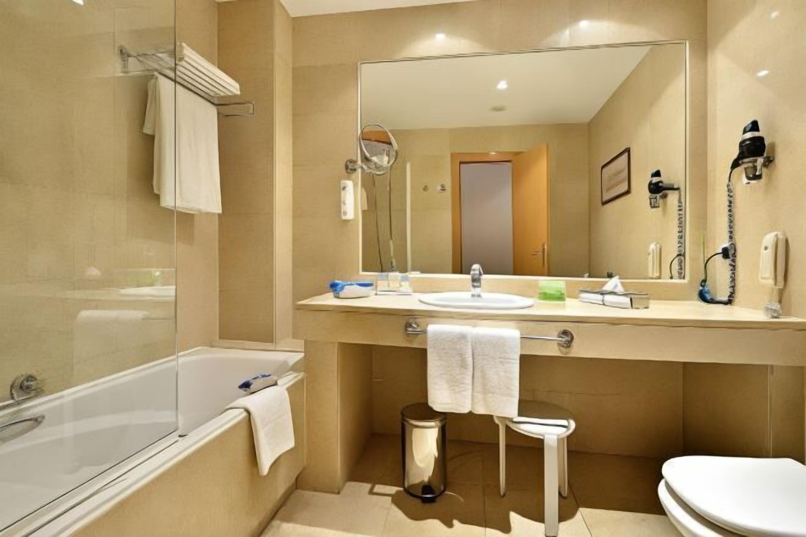 Badkamer | Een haardroger, handdoeken, zeep, shampoo