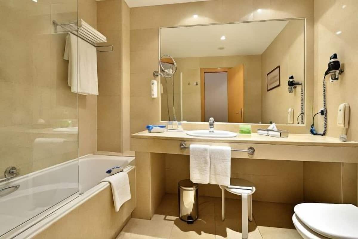 Badkamer | Een haardroger, handdoeken, zeep, shampoo