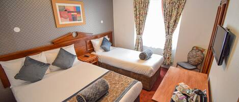 Chambre Triple | Minibar, rideaux occultants, fer et planche à repasser, Wi-Fi gratuit