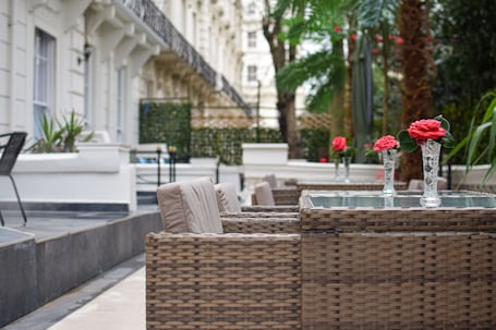 Terrazza/patio. Pembridge Palace Hotel