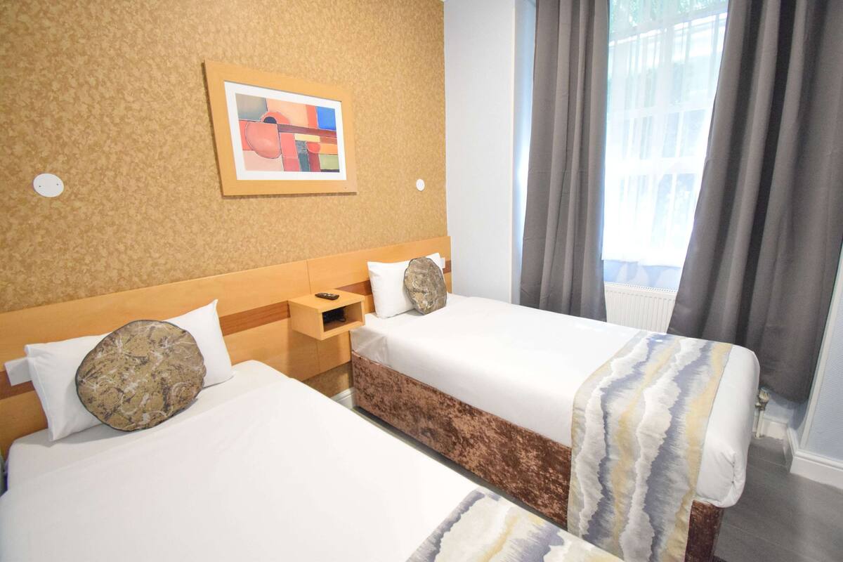 迷你吧、遮光窗帘、熨斗/熨板、免费 WiFi