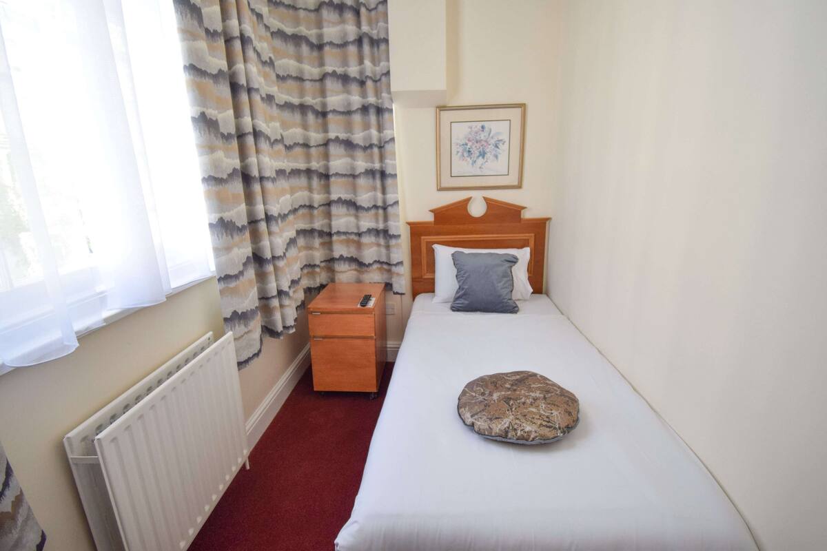 Single Room with Private External Bathroom located on a separate floor | 迷你吧、遮光窗帘、熨斗/熨板、免费 WiFi
