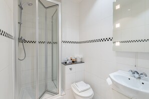 Camera tripla | Bagno | Doccia, set di cortesia firmato, asciugacapelli, asciugamani
