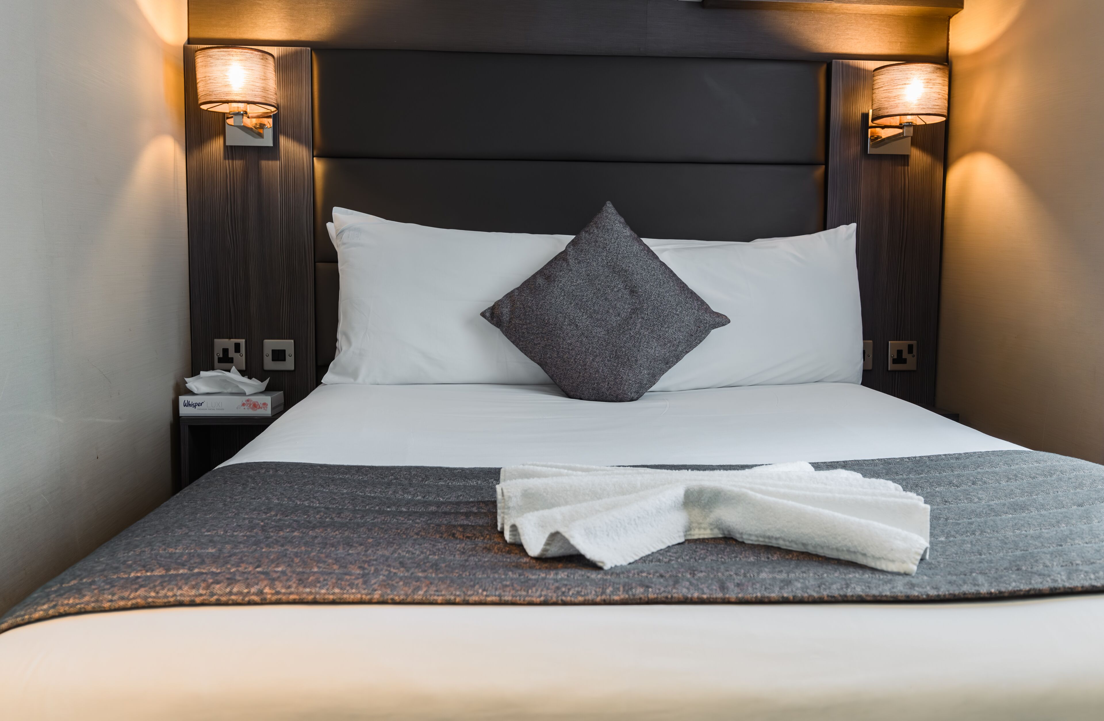 Ropa de cama de alta calidad y caja de seguridad en la habitación 