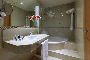 Premium Room | Hypo-allergenic bedding, down comforters, minibar, in-room safe - Hotel Exe Plaza (Madrid)