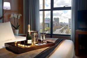 Allergitestet sengetøy, dundyner, minibar og safe på rommet