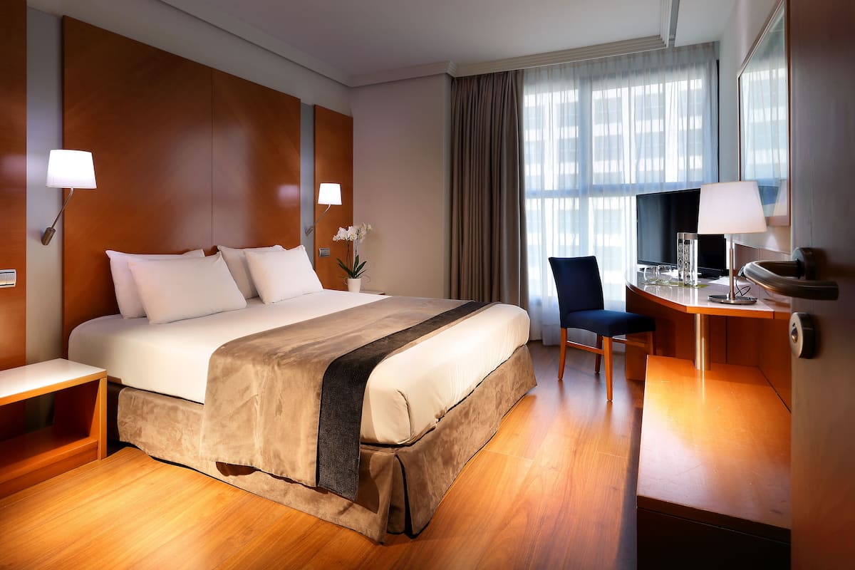 Hypo-allergenic bedding, down comforters, minibar, in-room safe