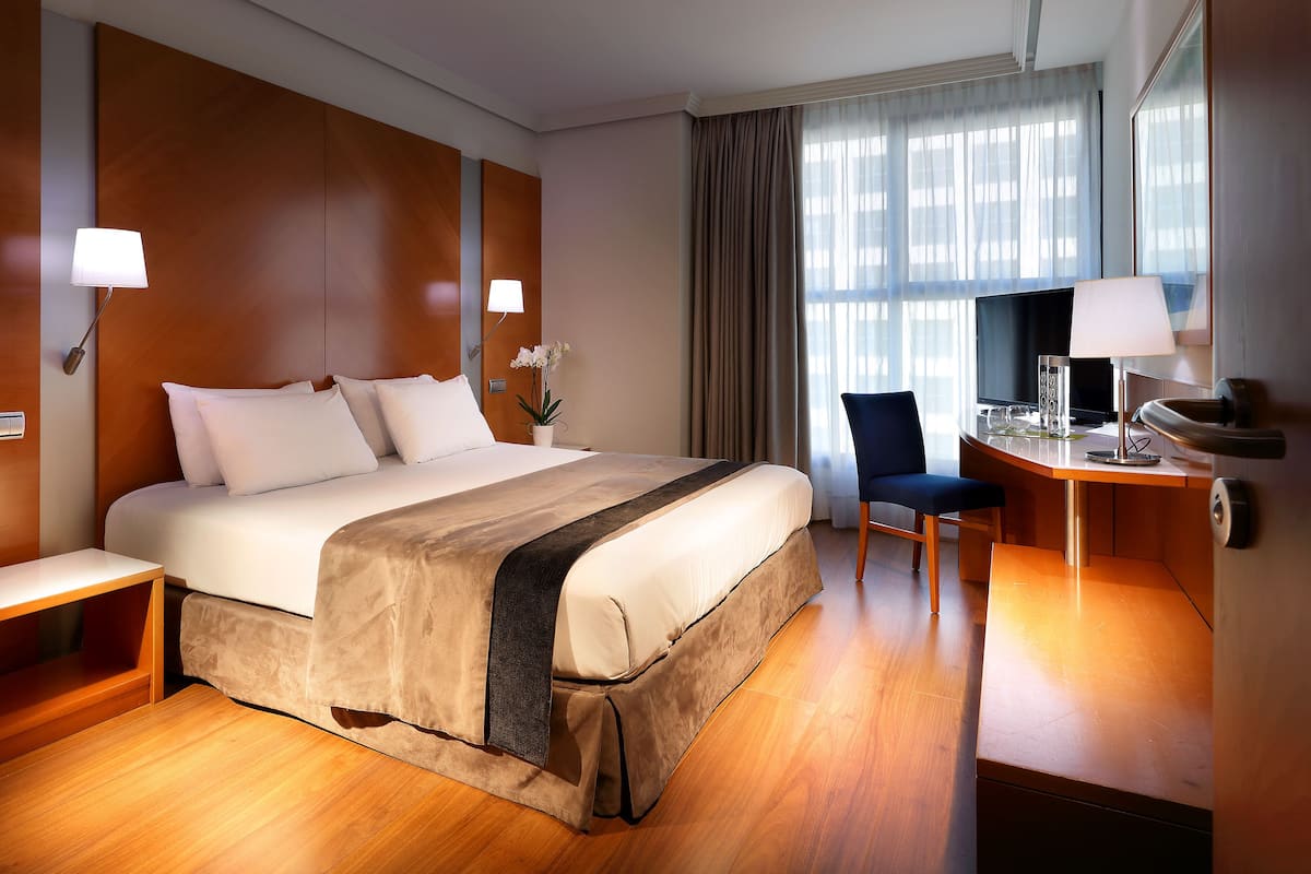Hypo-allergenic bedding, down comforters, minibar, in-room safe