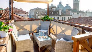 Kamar Double Panorama, pemandangan kota | Teras/patio