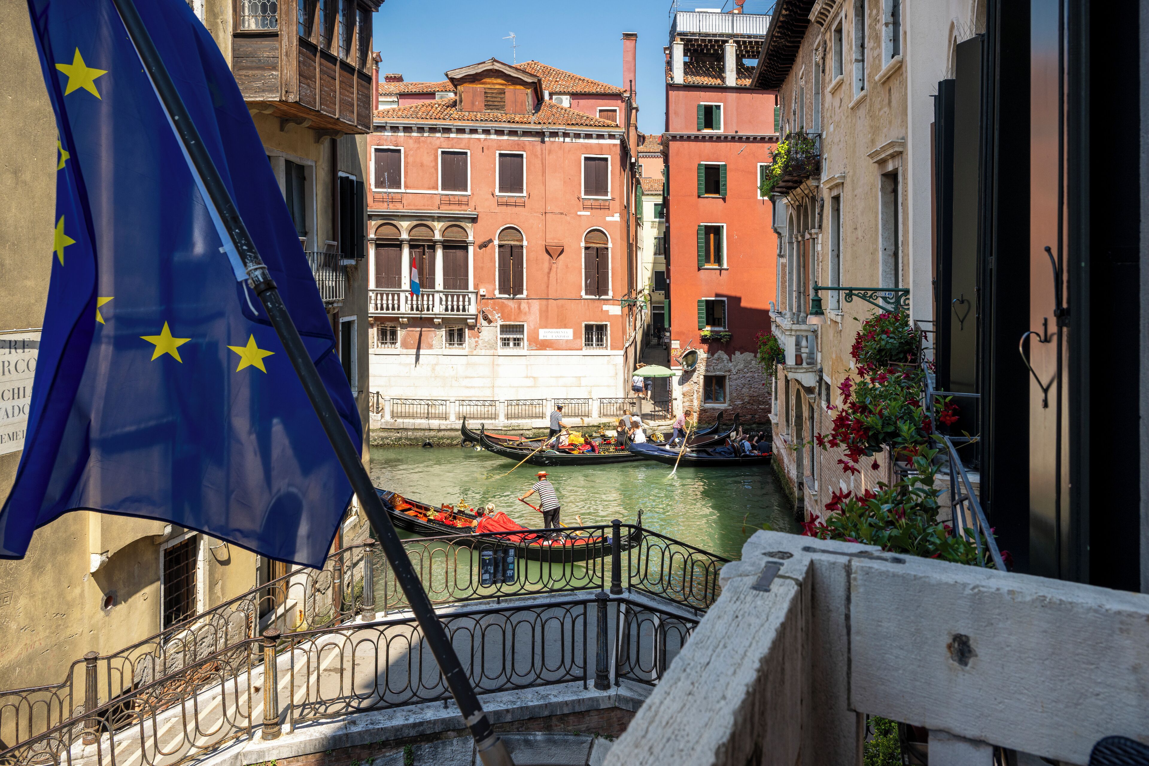 Junior-Studiosuite, Balkon, Kanalblick