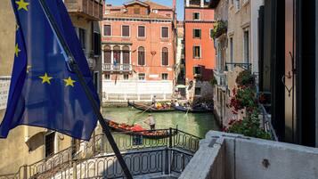 Junior-Studiosuite, Balkon, Kanalblick