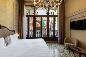 Suite Studio Junior, balcon, vue canal | Literie de qualité supérieure, minibar, coffres-forts dans les chambres