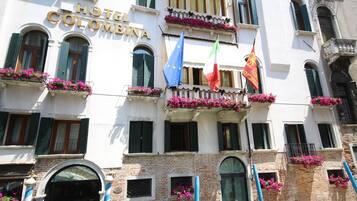 Vista frontal de la propiedad