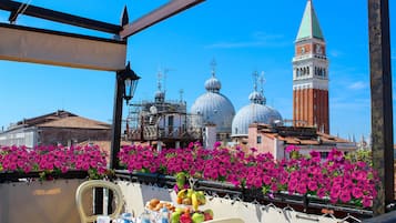 Panorama tweepersoonskamer, uitzicht op stad | Terras