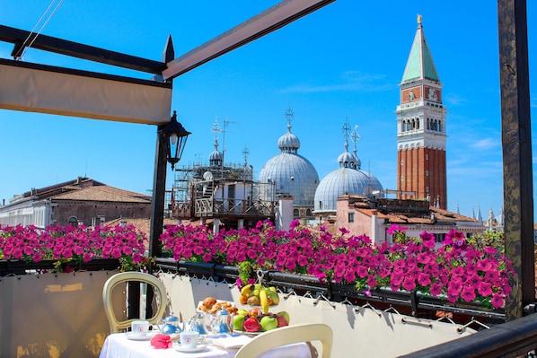 Panoramic-Doppelzimmer, Stadtblick | Terrasse/Patio