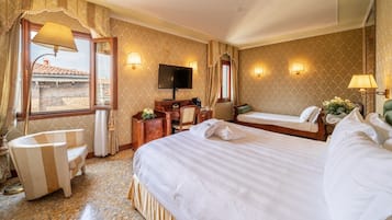 Junior Suite Deluxe Canal View | 1 間臥室、高級寢具、迷你吧、客房內保險箱