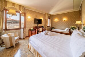 Junior Suite Deluxe Canal View | أغطية فراش متميزة وميني بار وخزنة داخل الغرفة ومكتب
