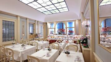 Tägliches Frühstücksbuffet (18 EUR pro Person)