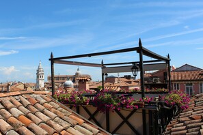 Panoramic-Doppelzimmer, Stadtblick | Terrasse/Patio