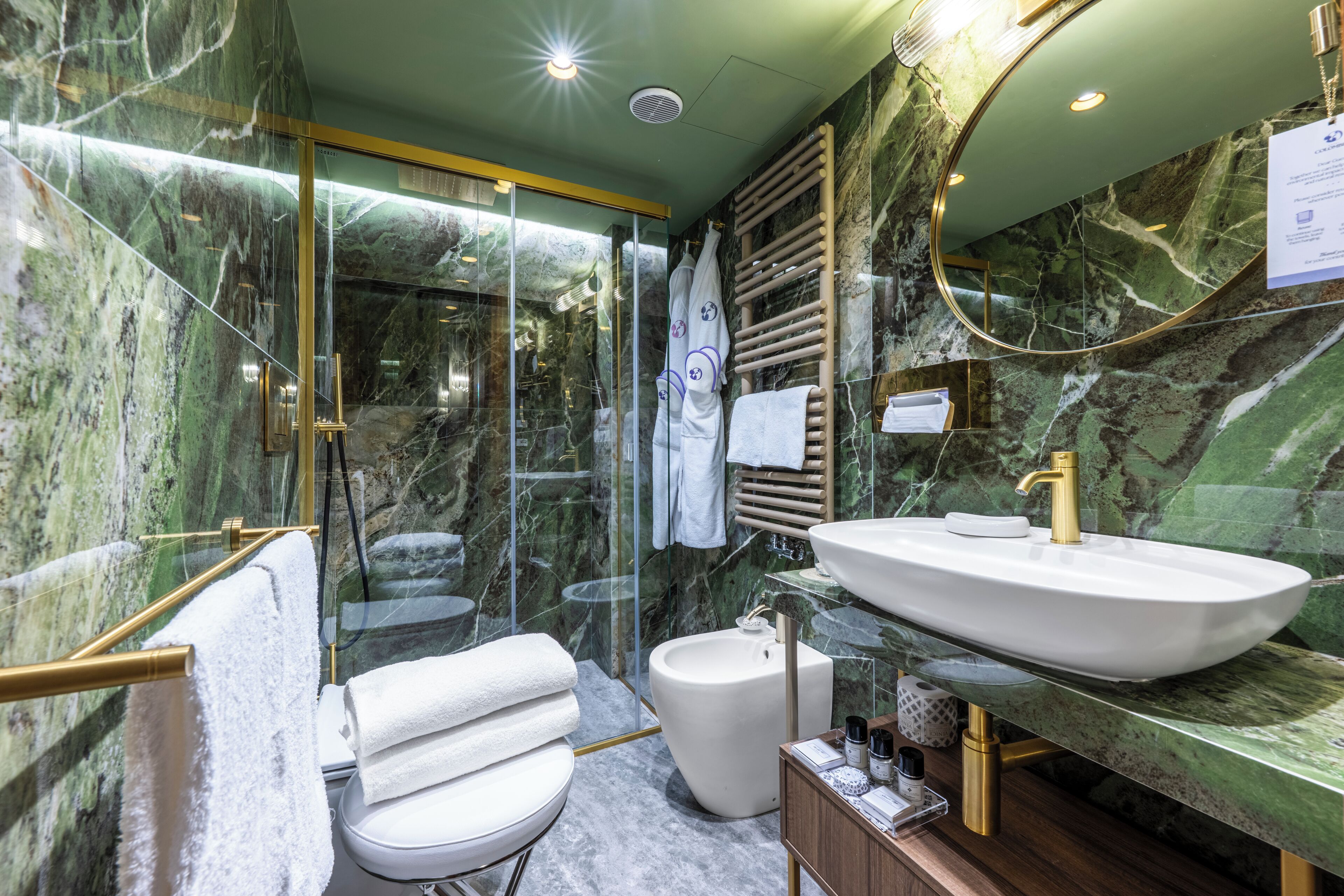 Doppia Deluxe, vista canale | Bagno | Set di cortesia gratuito, asciugacapelli, pantofole, bidet