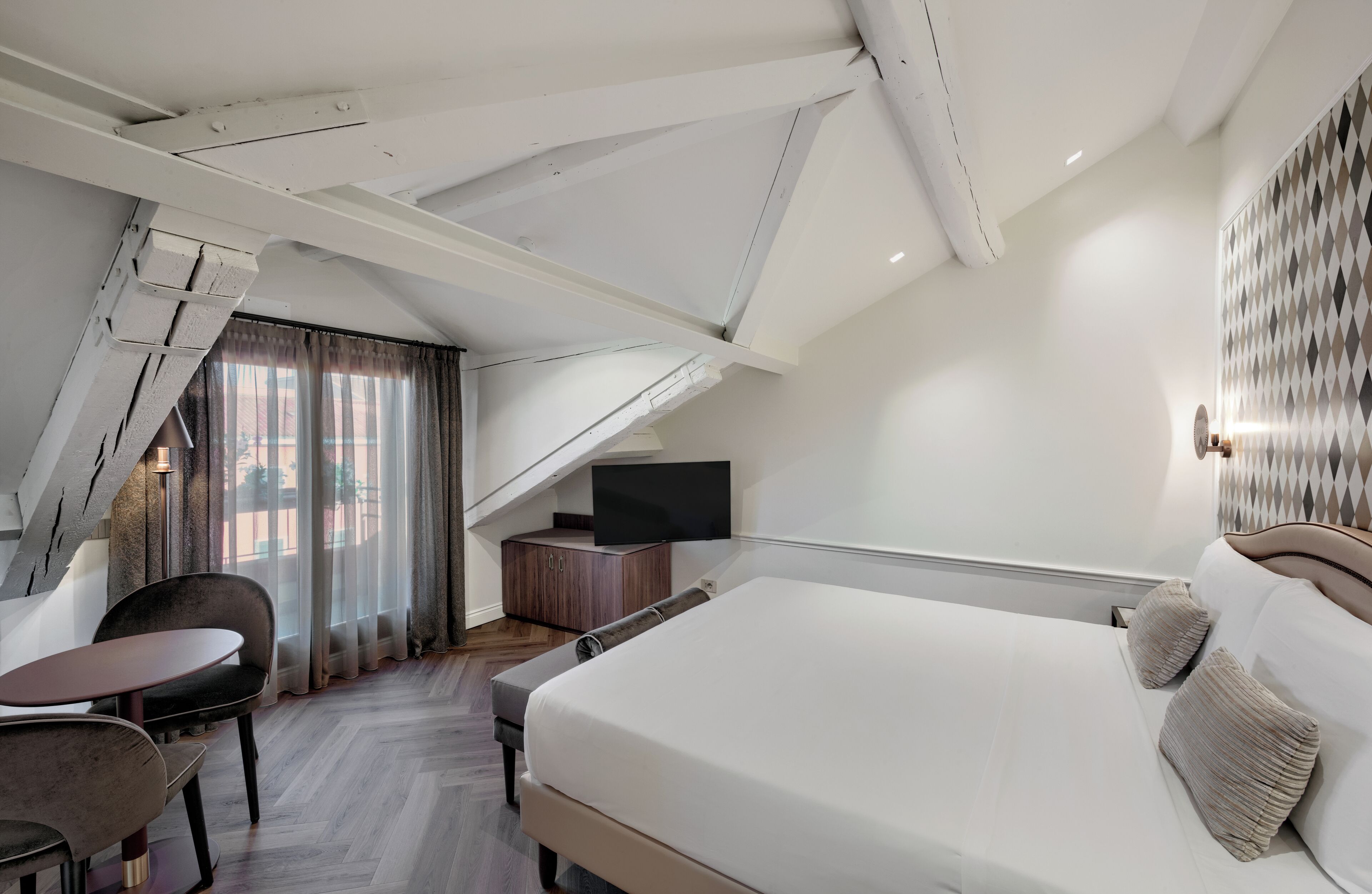 Chambre Deluxe, terrasse | Minibar, coffres-forts dans les chambres, bureau, Wi-Fi gratuit