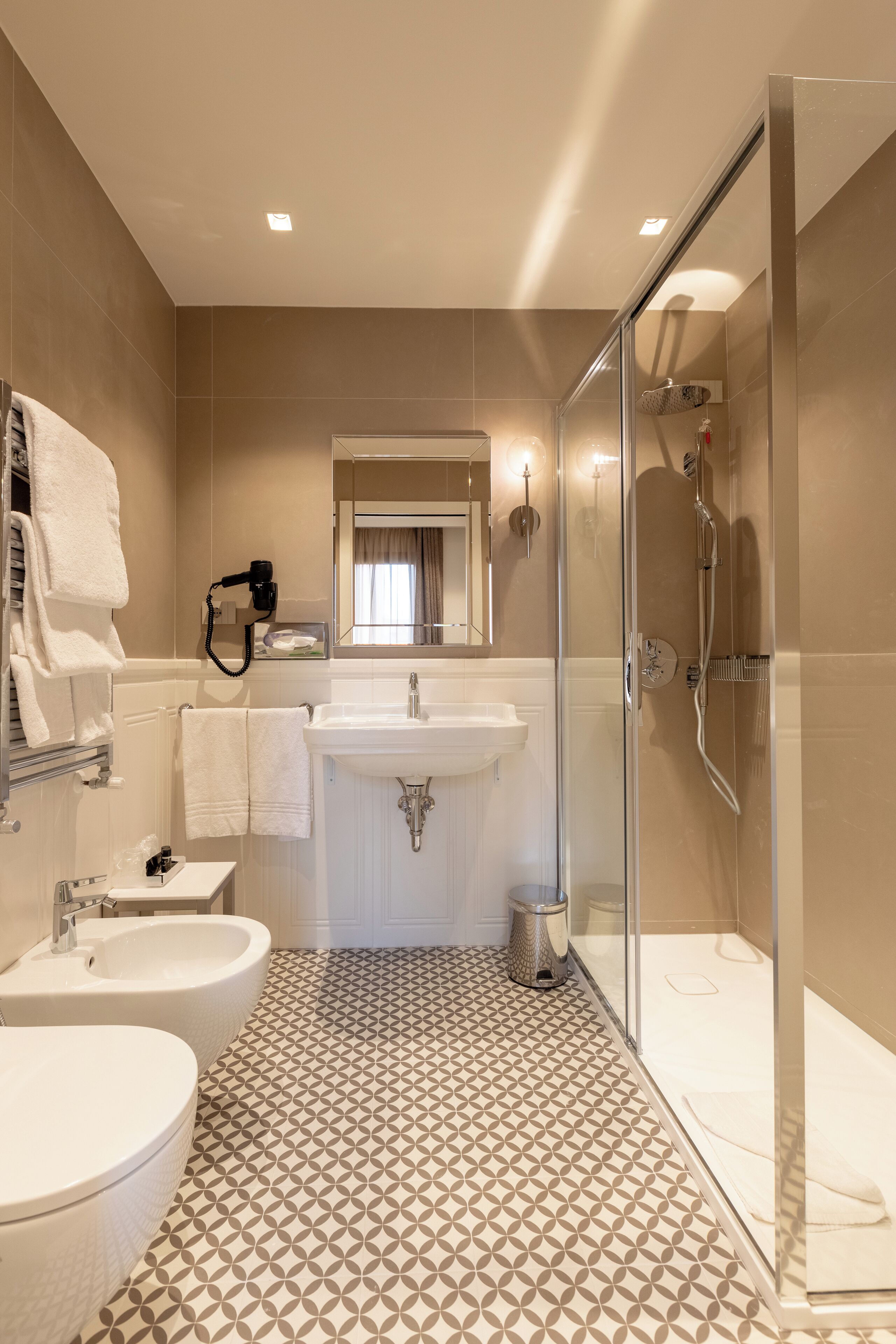 exclusive room, canal view | bathroom | shower, eco-friendly toiletries, hair dryer, bathrobes