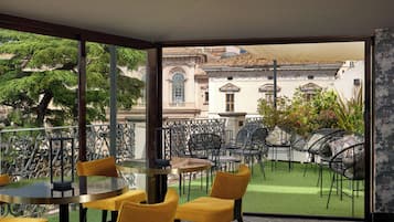 Daily buffet breakfast (EUR 20 per person)