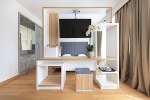 Classic Triple Room | In-room safe, desk, blackout drapes, soundproofing - Hotel Suisse (Geneva)