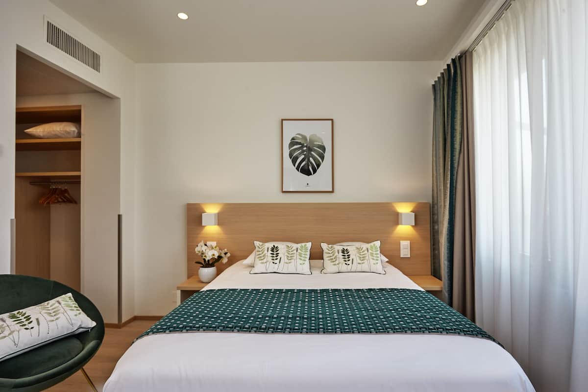 Single Room, Balcony | In-room safe, desk, blackout drapes, soundproofing