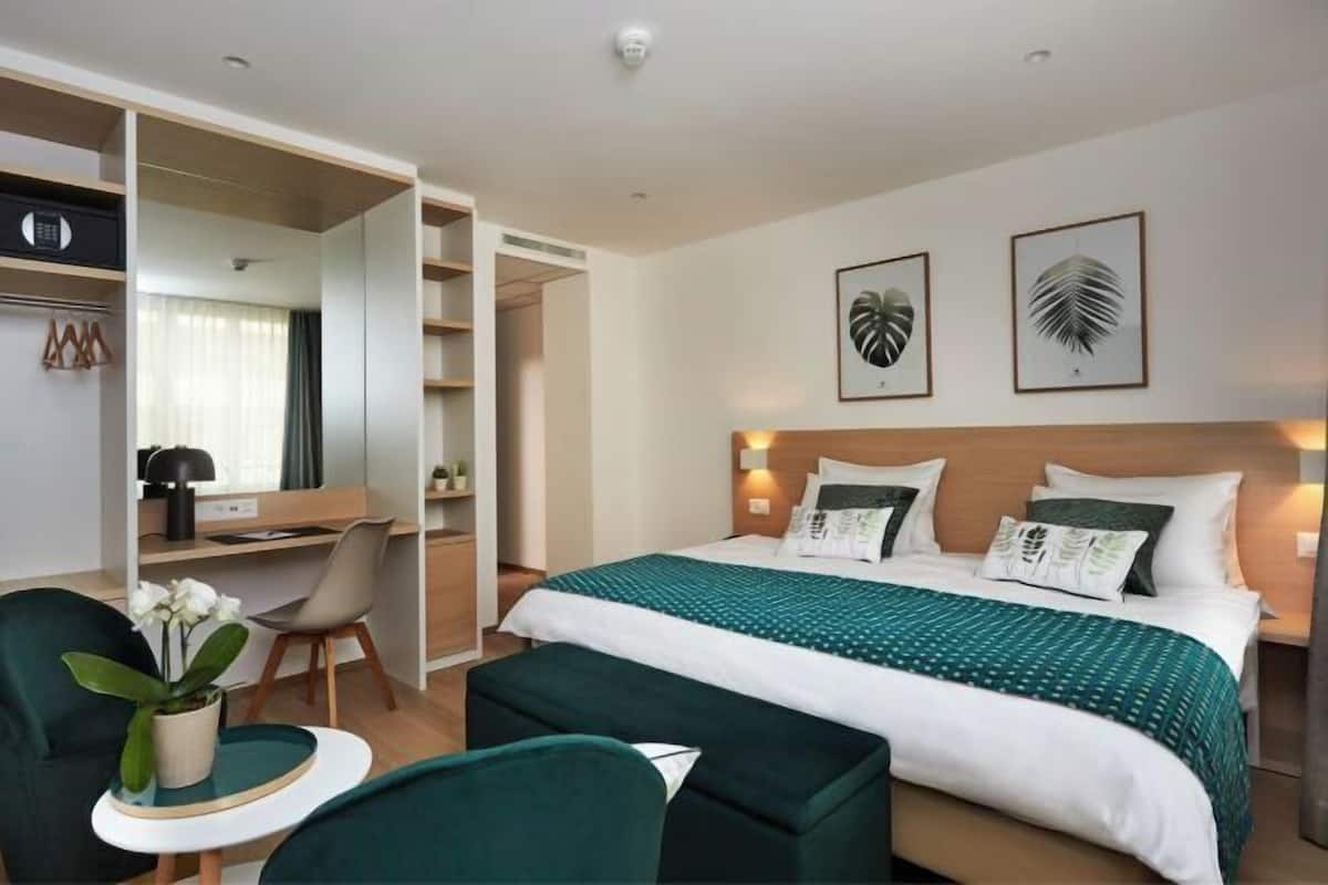 In-room safe, desk, blackout drapes, soundproofing