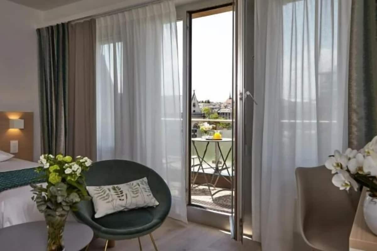 Zimmersafe, Schreibtisch, Verdunkelungsvorhänge, schallisolierte Zimmer