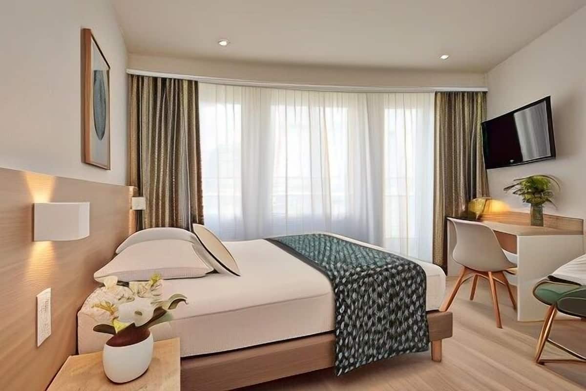 In-room safe, desk, blackout drapes, soundproofing