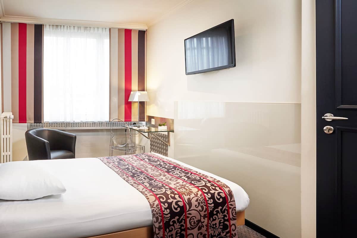 Economy Single Room | In-room safe, desk, blackout drapes, soundproofing