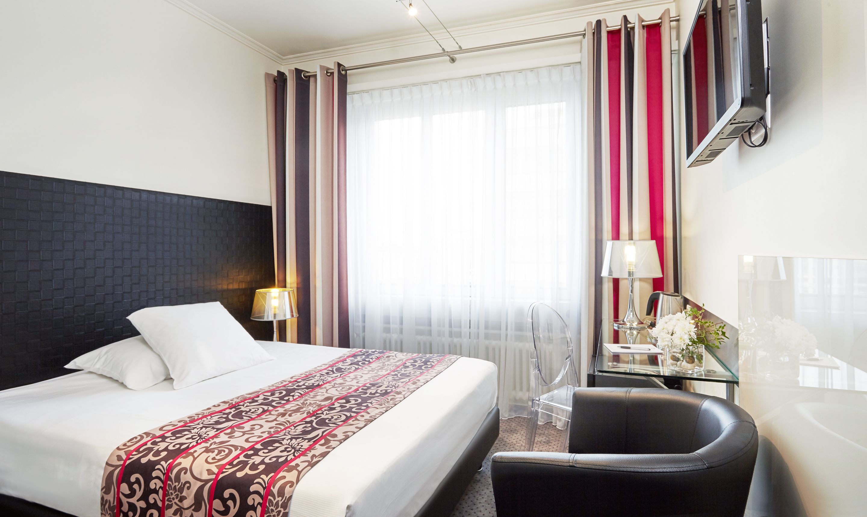 Classic enkelrum | Värdeförvaringsskåp på rummet, skrivbord och mörkläggningsgardiner