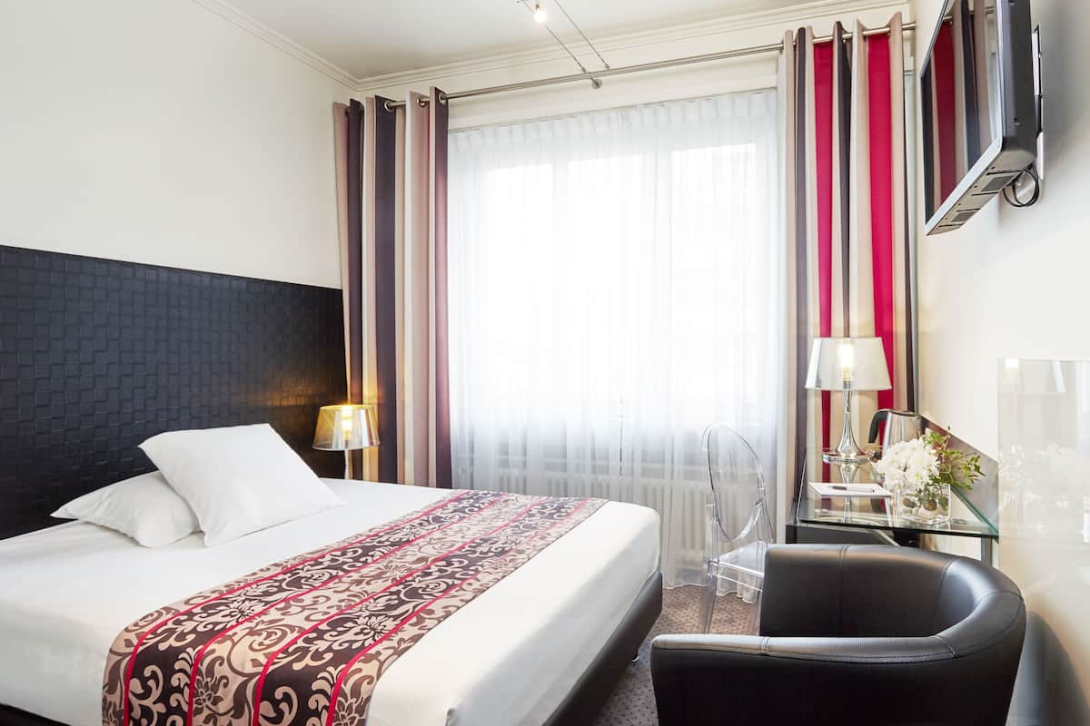 Classic enkelrum | Värdeförvaringsskåp på rummet, skrivbord och mörkläggningsgardiner