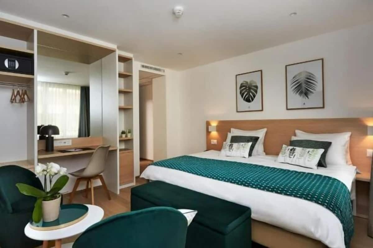 Zimmersafe, Schreibtisch, Verdunkelungsvorhänge, schallisolierte Zimmer