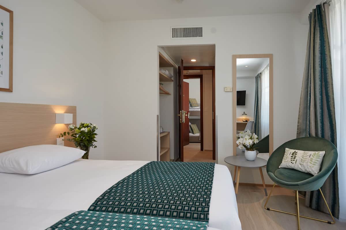 Family Room | In-room safe, desk, blackout drapes, soundproofing