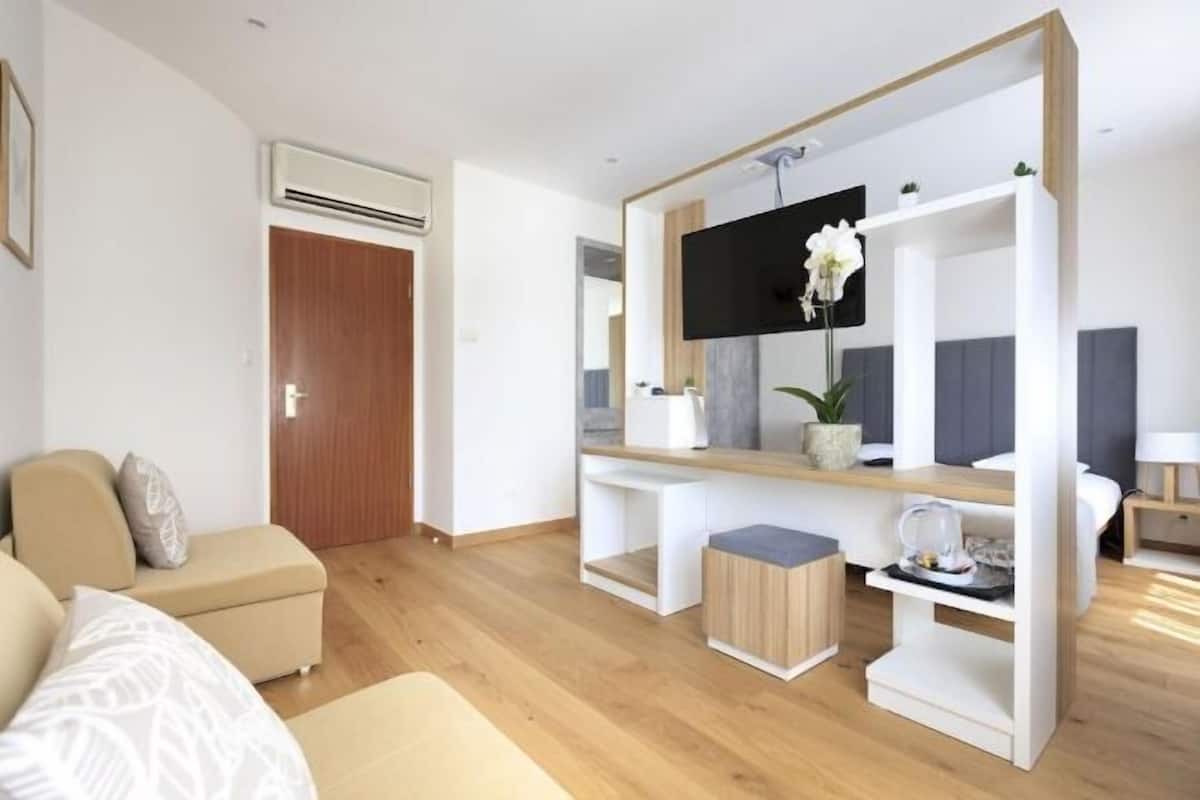 Zimmersafe, Schreibtisch, Verdunkelungsvorhänge, schallisolierte Zimmer