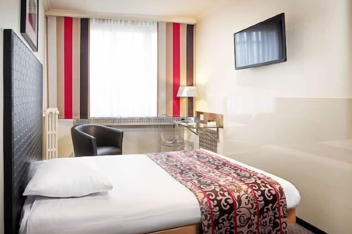In-room safe, desk, blackout drapes, soundproofing