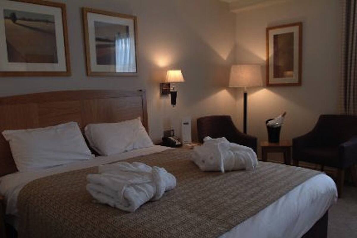 Premium bedding, in-room safe, desk, iron/ironing board