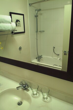 Tina con regadera, amenidades de baño gratuitas, secadora de cabello 