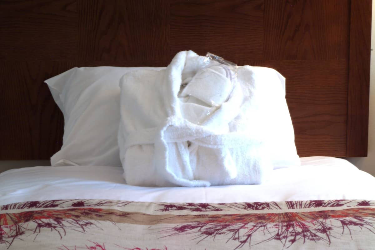Premium bedding, in-room safe, desk, iron/ironing board