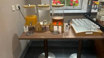 Café da manhã com buffet todos os dias (GBP 16 por pessoa)