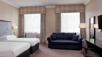 Escrivaninha, cortinas blackout, ferros/tábuas de passar roupa